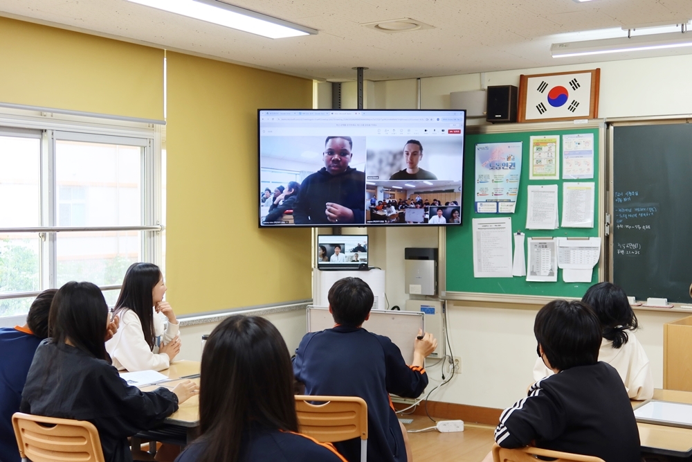 El 21 de mayo, los estudiantes de la escuela secundaria Sanjeong se despidieron de sus homólogos franceses de la escuela secundaria Théodore Monod, después de culminar su clase conjunta realizada por medio de una videoconferencia.