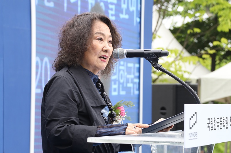 La directora Moon Jung-hee habla el 20 de mayo en la ceremonia de colocación de la primera piedra del Museo Nacional de Literatura Coreana. | Museo Nacional de Literatura Coreana