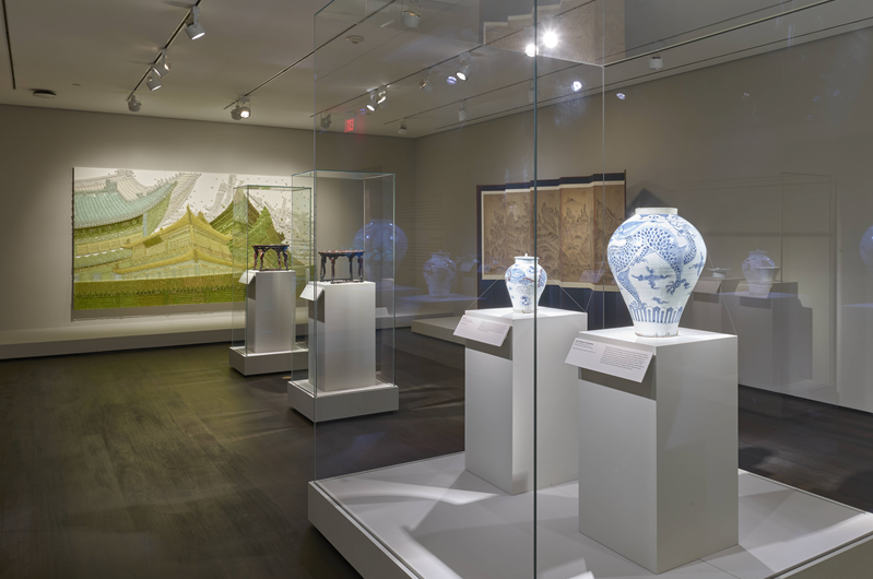 La foto muestra varios artefactos exhibidos en la Sala de Exposición Coreana del Museo de Bellas Artes de Houston, en EE. UU., incluido el jarrón de porcelana blanca con estampado de dragón de nubes azul verdoso, que fue donado por el fallecido presidente de Samsung, Lee Kun-hee.