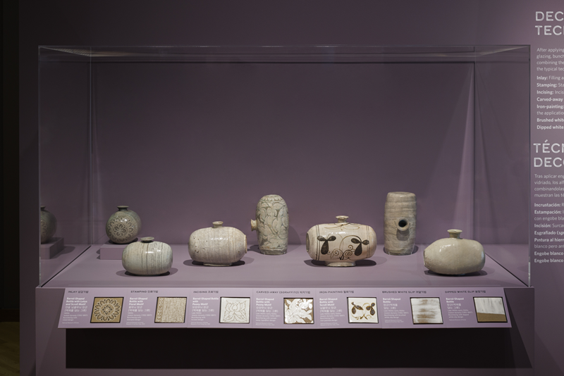 La foto muestra los siete métodos de producción de cerámica buncheong exhibidos en la Galería Jackson, en el Museo de las Américas de Denver, ubicado en el estado de Colorado, EE. UU.