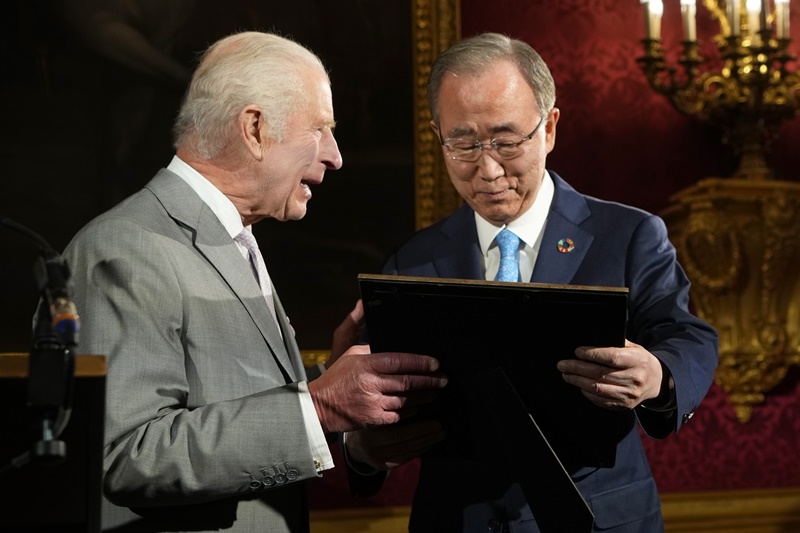 El 11 de junio (hora local), el exsecretario general surcoreano de las Naciones Unidas (ONU), Ban Ki-moon (derecha) dialoga con el rey Carlos III, mientras observa la placa del Premio Armonía Rey Carlos III, que recibió durante la ceremonia de premios benéficos celebrada en el Palacio de St. James, en Londres, Inglaterra. | Agencia de Noticias Yonhap