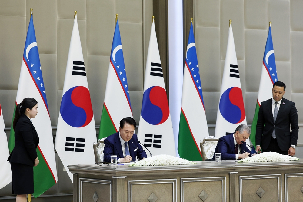 El presidente Yun Suk Yeol (2º por la izda.) y el presidente uzbeko Shavkat Miromonovich Mirziyoyev (2º por la dcha.) firman una declaración conjunta para profundizar y ampliar la asociación estratégica especial entre la República de Corea y Uzbekistán, el 14 de junio (hora local), en el palacio presidencial de Taskent. | Jeon Han 