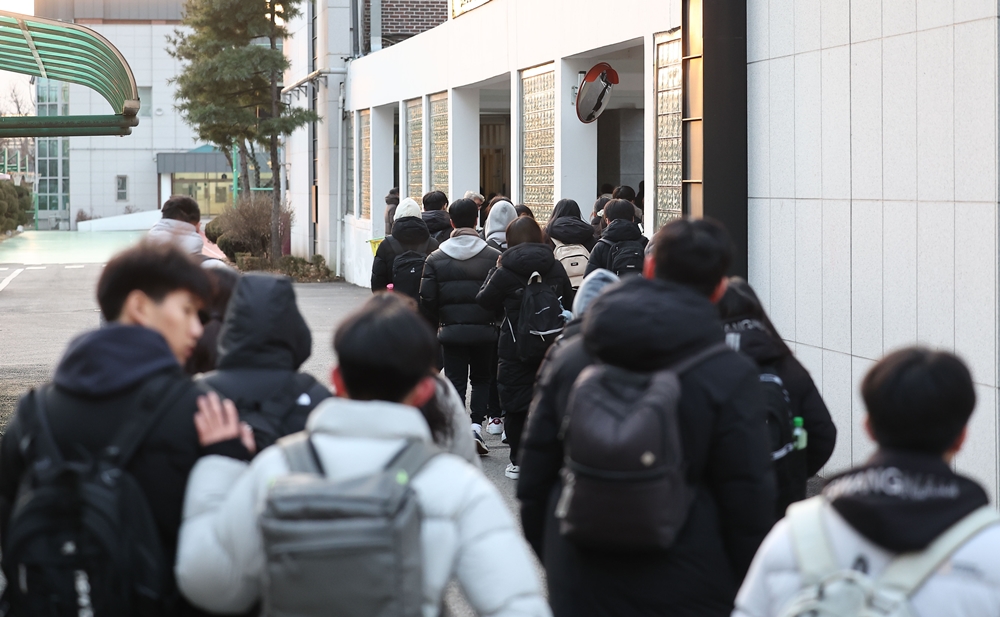 La foto, tomada en diciembre de 2023, muestra a los estudiantes de secundaria ingresando a su escuela en Seúl. La 'capacidad de pensamiento creativo' de los estudiantes coreanos de 15 años se encuentra en el nivel más alto, según la Organización para la Organización de Cooperación y Desarrollo Económicos (OCDE). | Agencia de Noticias Yonhap