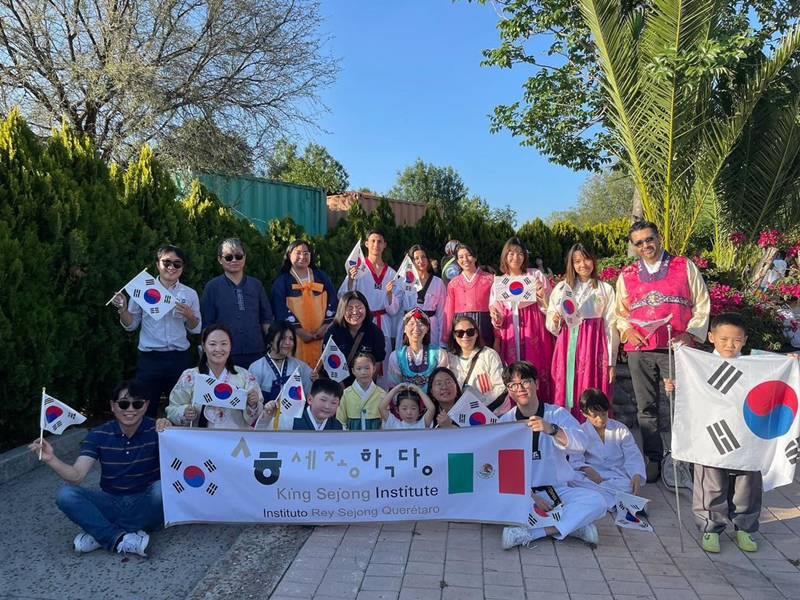 La foto, tomada el 26 de febrero, muestra a los estudiantes del Instituto Rey Sejong de Querétaro tomándose una foto conmemorativa durante el Festival Comunidades Extranjeras 2024, celebrado en el Parque Bicentenario de Querétaro en México. Ese día los estudiantes junto con sus maestros de idioma coreano realizaron varios eventos culturales para promover Corea y el Instituto Rey Sejong. Este año, se abrirán 18 Institutos Rey Sejong en 15 países, aumentando el número de filiales a 256 en 88 países de todo el mundo. | Cuenta oficial del Instituto Rey Sejong Querétaro en Instagram