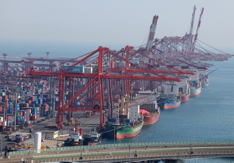 Se estima que las exportaciones de Corea alcanzarán un récord este año, según la Asociación de Comercio Internacional de Corea. La foto, tomada el 1 de abril, muestra el puerto de Busan lleno de contenedores. | Agencia de Noticias Yonhap 