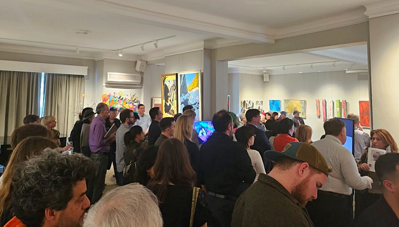 La foto, tomada en abril, muestra a los locales disfrutando de la exposición de arte 'Beyond', realizada en la Galería Dignam de Toronto, para conmemorar el 'Año de Intercambios Culturales entre Corea y Canadá 2024-2025'. Consulado General de la República de Corea en Toronto