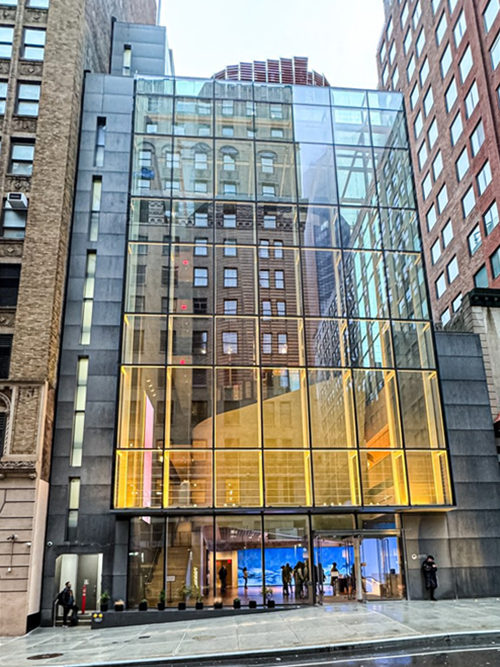 La foto muestra la fachada del Centro Cultural Coreano (CCC) de Nueva York, ubicado en la calle 32, entre la Quinta Avenida y Broadway, en la ciudad de Nueva York, EE. UU. 