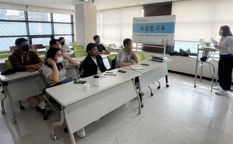 El Gobierno Metropolitano de Busan proporcionará ayudas para gastos médicos a grupos vulnerables, como los trabajadores extranjeros y los inmigrantes por matrimonio. En la foto, unos residentes camboyanos en Busan toman una clase sobre derecho laboral en abril en el Centro de Residentes Extranjeros de Busan, en el distrito de Sasang-gu. | Centro de Residentes Extranjeros de Busan