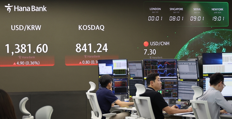 La foto, tomada el 1 de julio, muestra la sala de situación de la sede central del Hana Bank en el distrito Jung-gu de Seúl. La hora de cierre del mercado de divisas se amplió oficialmente, a partir de este día, hasta las 2:00 a.m. del día siguiente, una extensión de 10 horas y media desde la hora de cierre original, las 3:30 p.m. | Agencia de Noticias Yonhap 