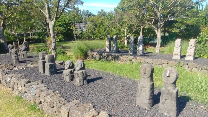 Los dongjaseok, son estatuas que hacen las veces de niños inocentes, que se caracterizan por tener una cara redonda con rasgos faciales sencillos y dos tipos de peinados, uno con la cabeza afeitada y otros con una trenza. En su mayoría están hechos de rocas volcánicas como basalto o andesita y son instalados frente a las tumbas en la isla de Jeju. 