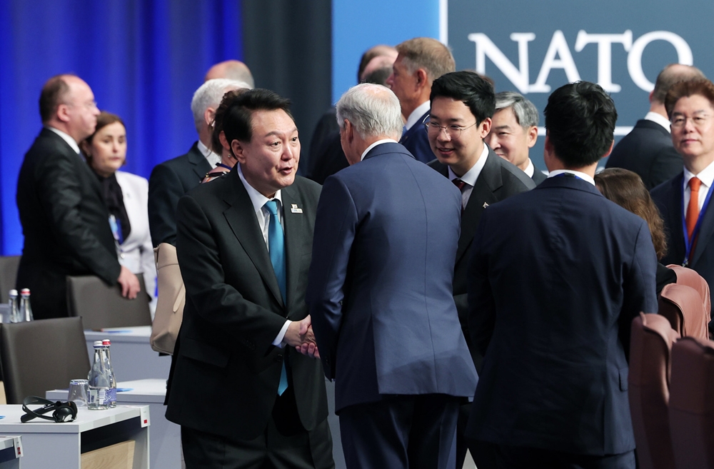 La foto, tomada en julio de 2023, muestra al presidente Yoon Suk Yeol estrechando la mano de personalidades que asistieron a la cumbre de la OTAN en Vilna, Lituania. | Kim Yong Wii, la Oficina del Presidente