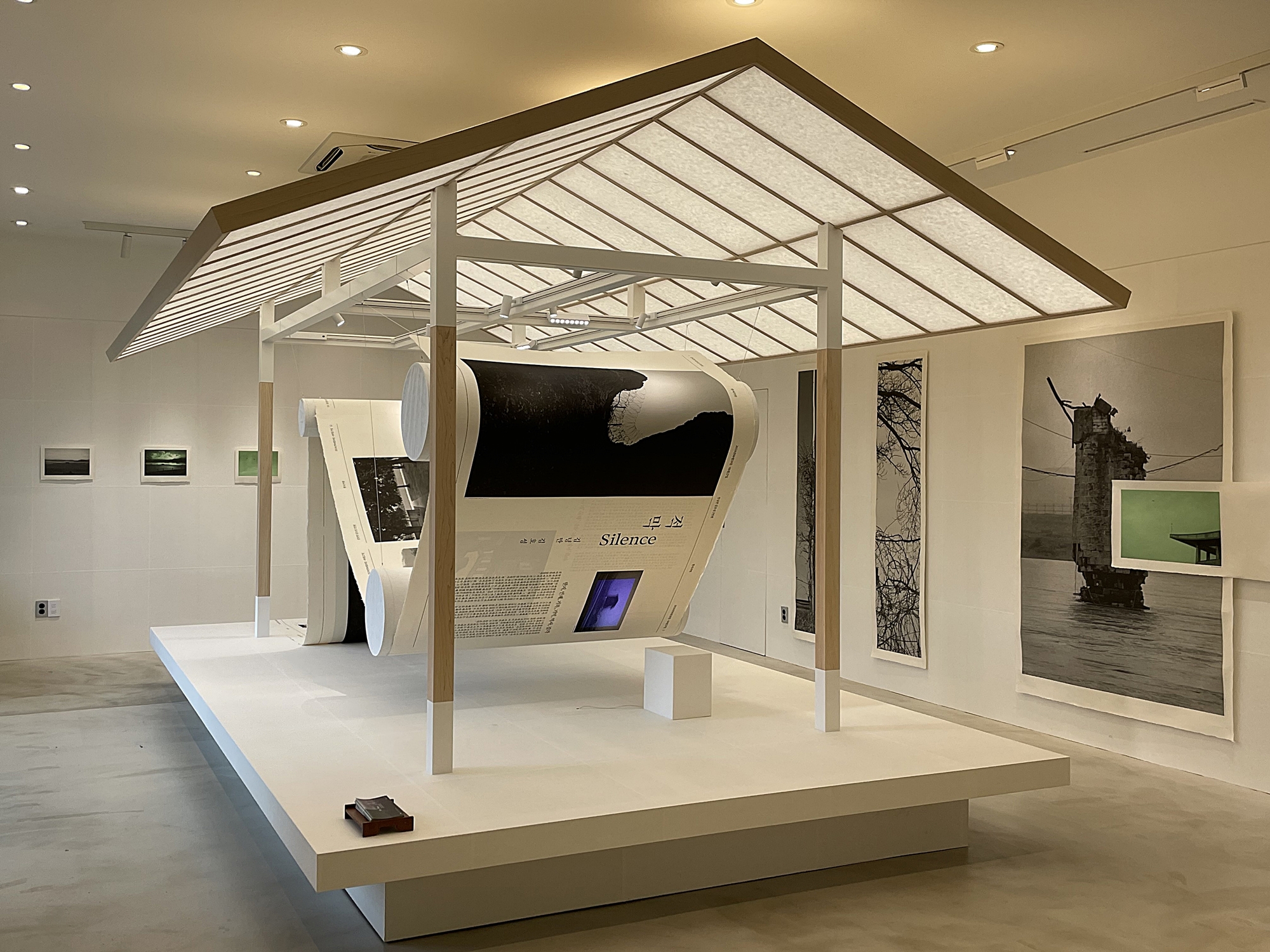 La exposición 'Silencio: la memoria de la generación', en la primera planta de Hanji House de Seúl, muestra fotos impresas en el papel tradicional coreano hanji. 