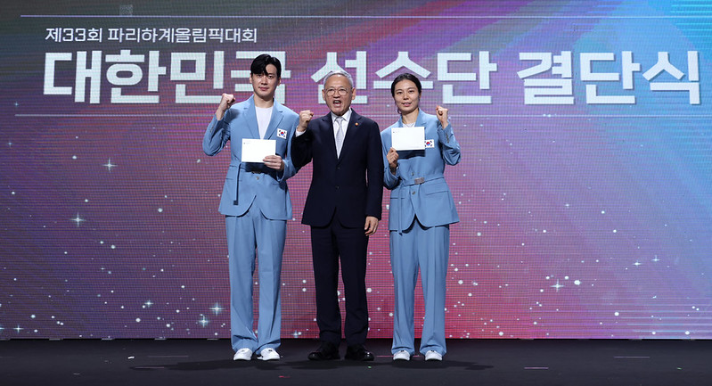 El 9 de julio, el ministro de Cultura, Deportes y Turismo, Yu In Chon (centro), se toma una foto conmemorativa con los representantes de los atletas, el esgrimista Gu Bon-gil y la badmintonista Kim So-yeong, luego de entregarles la carta que había preparado para animar a la delegación, durante la ceremonia de proclamación de los atletas y funcionarios que participarán en los Juegos Olímpicos de París. | Heo Man-jin, Ministerio de Cultura, Deportes y Turismo
