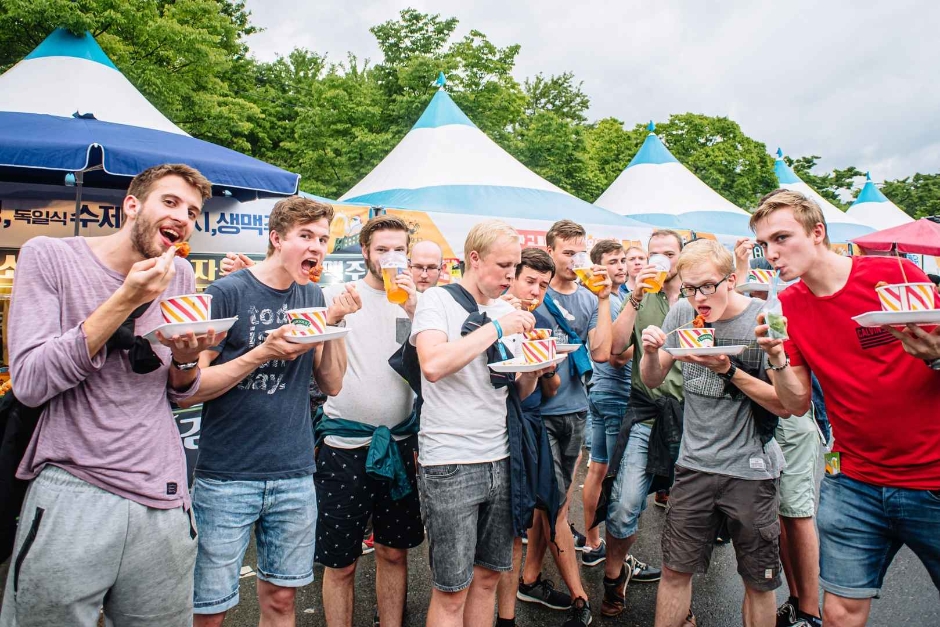 Unos turistas extranjeros en el festival anual de Chimac (pollo frito y cerveza), celebrado del 3 al 7 de julio en la ciudad sureña de Daegu. | Organización de Turismo de Corea