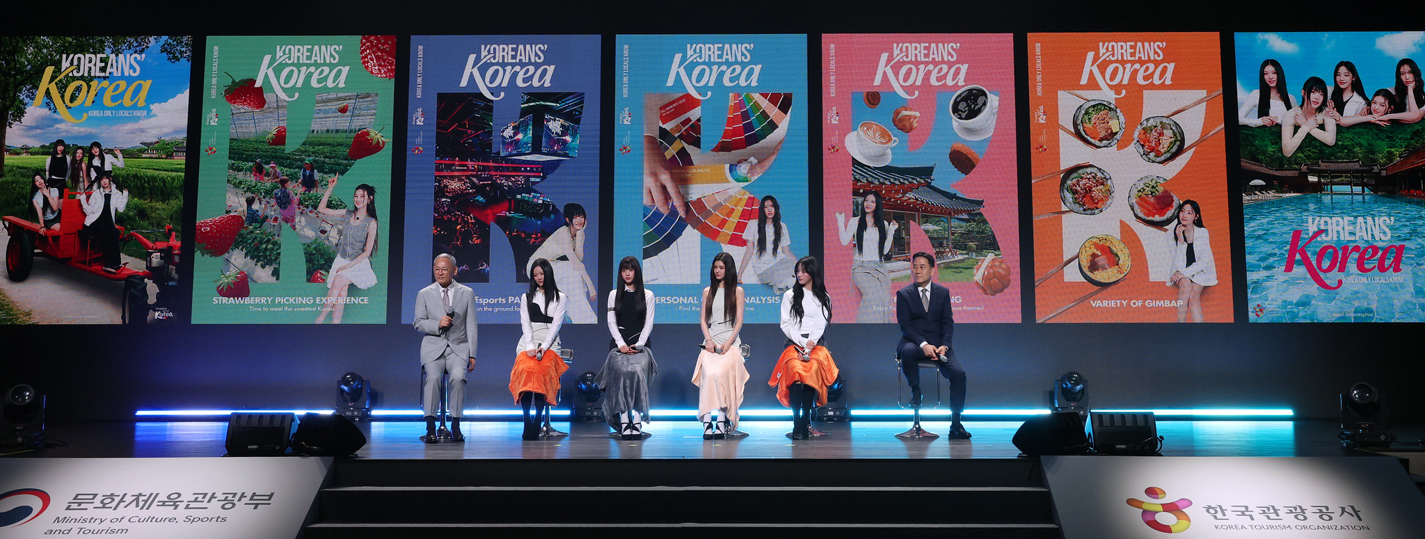 El 11 de julio, el ministro de Cultura, Deportes y Turismo, Yu In Chon (primero desde la izquierda) explica el material publicitario creado por el grupo femenino de K-pop NewJeans, durante la ceremonia de nombramiento, realizada en el Hotel Grand Hyatt, en el distrito de Yongsan-gu, en Seúl.