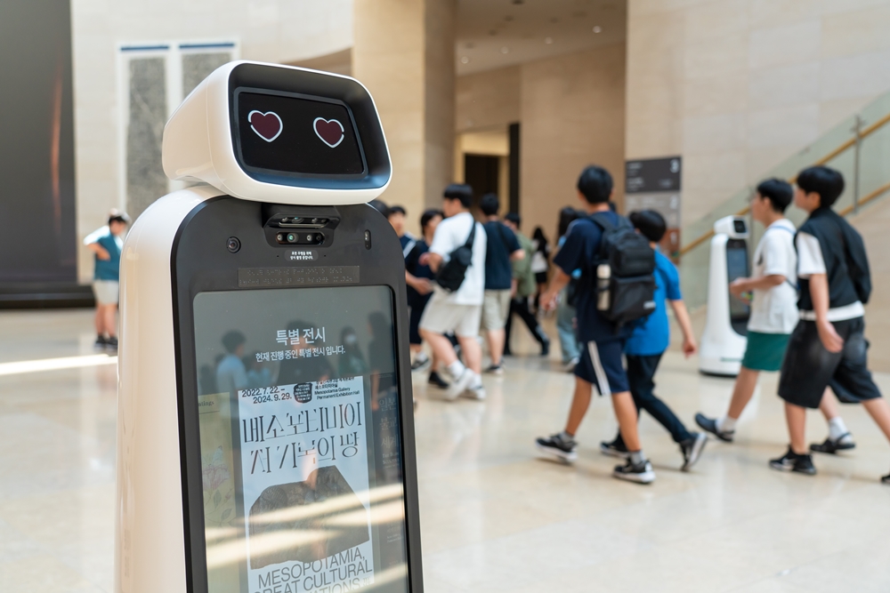 QI, un robot que ayuda a guiar a los visitantes por las exposiciones, funciona en la tercera planta del Museo Nacional de Corea.