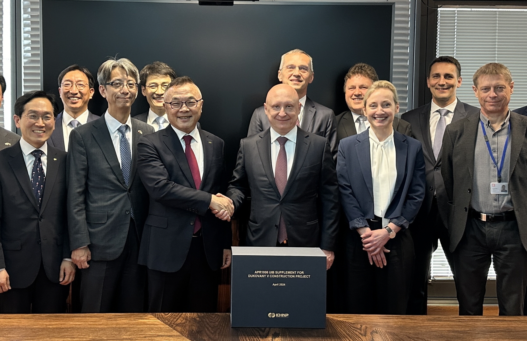 El 29 de abril, el presidente y director ejecutivo de Korea Hydro & Nuclear Power (KHNP, por sus siglas en inglés), Whang Joo-ho (tercero desde la izquierda, primera fila), junto con los delegados de Corea y República Checa, se toman una foto después de presentar la solicitud final de la licitación del proyecto de construcción de dos nuevos reactores nucleares en la central nuclear de Dukovany, en la oficina de EDU II, en la República Checa.
