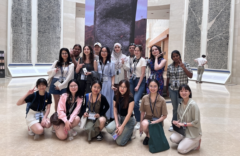 El número de visitantes extranjeros al Museo Nacional de Corea ha alcanzado los 95.000 en el primer semestre de este año. En la foto, unos visitantes extranjeros participan en un programa de interpretación de la exposición.