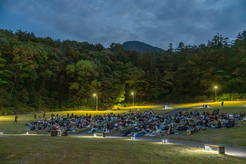 En el condado de Muju-gun, con una población total de 23.000 habitantes, más de 30.000 personas visitan cada año el Festival de Cine de Muju. La foto muestra una proyección al aire libre del Festival de Cine de Muju, en junio de este año. | Página oficial del Festival de Cine de Muju en Facebook