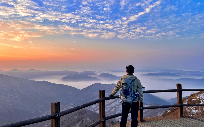 La foto muestra una panorámica del Parque Nacional Jirisan, ubicado en los límites de las provincias de Jeollanam-do, Jeollabuk-do y Gyeongsangnam-do. Cuando la periodista de Korea.net Margareth Theresia le preguntó a Christian Jorgensen que opinaba sobre el senderismo, dijo que la gente siempre asocia el senderismo con escalar montañas, pero no siempre tiene por qué ser una experiencia difícil y escarpada. Se pueden elegir caminatas hasta la cima o disfrutar de paseos por valles o por la costa, y las vistas son espectaculares ya sea que uno esté en la cima de una montaña, en un valle o junto a una playa. | Park Hyeon-jeong