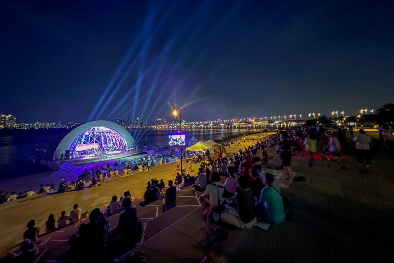 La foto muestra a la multitud disfrutando del Festival de Música de Verano Hangang en el Parque Yeouido del Río Hangang, en el distrito Yeongdeungpo-gu de Seúl.
