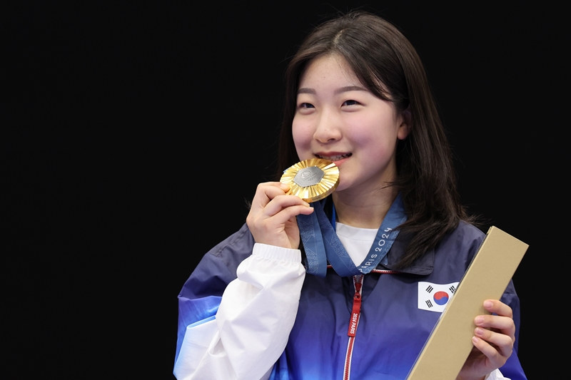 La tiradora coreana Ban Hyo-jin posa para una foto durante la ceremonia de entrega de medallas, el 29 de julio (hora local), en el Centro de Tiro de Chateauroux, en Francia, tras ganar la medalla de oro en la prueba de rifle de aire comprimido a 10 metros femenino de los Juegos Olímpicos de París 2024. 