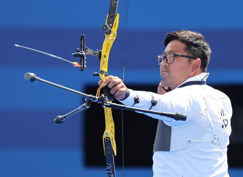 El arquero coreano Kim Woojin dispara el 4 de agosto (hora local) en la final individual masculina de tiro con arco de los Juegos Olímpicos de París 2024 contra Brady Ellison, de Estados Unidos, en la Explanada de los Inválidos de la capital francesa.