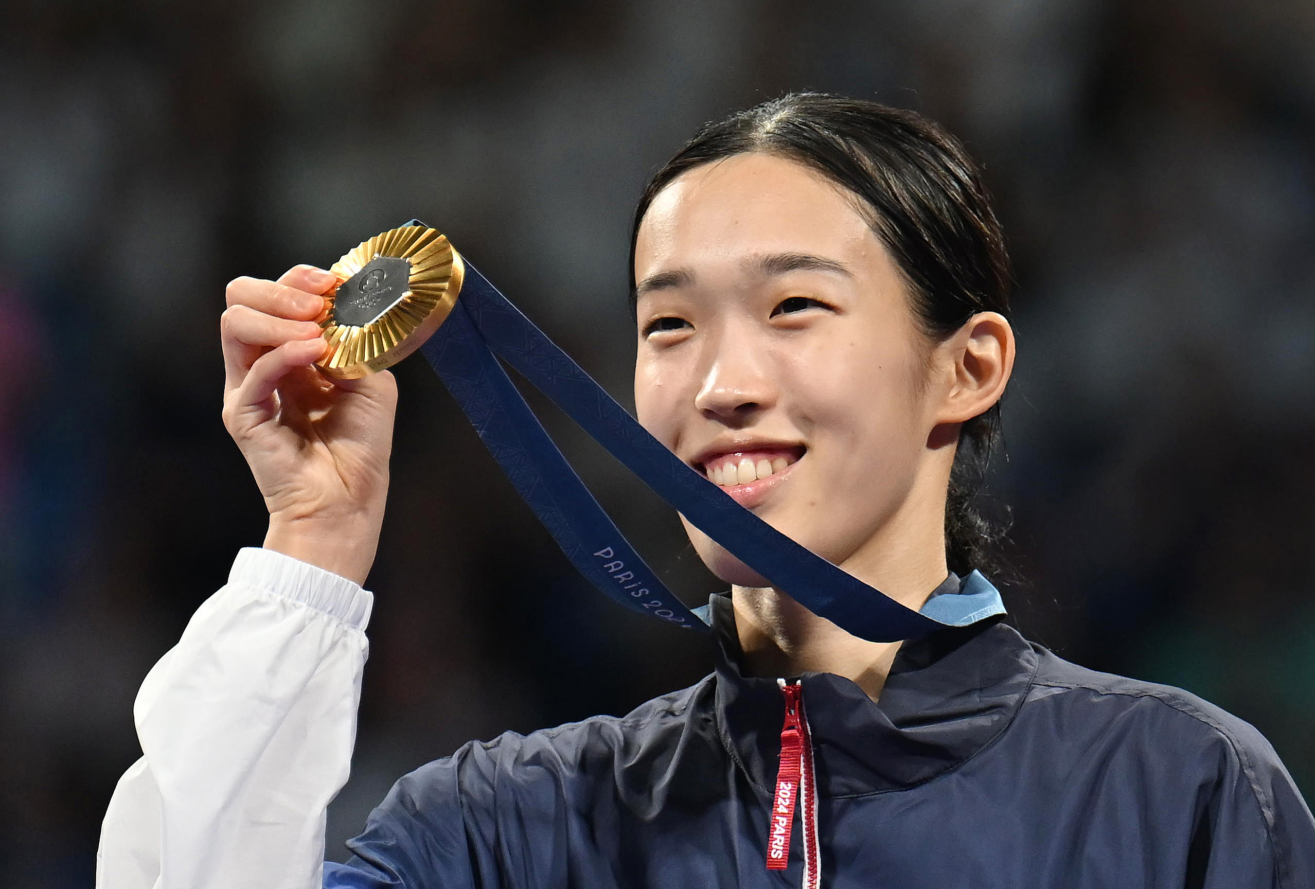 La taekwondista coreana Kim Yujin posa con su medalla de oro durante la ceremonia de entrega de premios para la categoría de taekwondo femenino de menos de 57 kilogramos en los Juegos Olímpicos de París 2024, celebrada el 8 de agosto (hora local) en el Grand Palais, en la capital francesa.