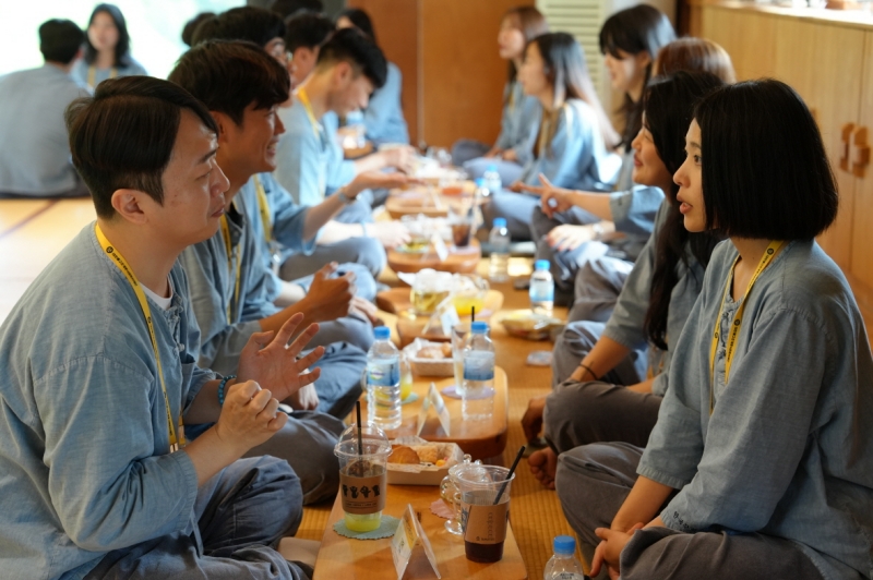 Unos jóvenes participan en un programa de citas a ciegas, llevado a cabo del 15 al 16 de junio en el Instituto Cultural Coreano de Gongju, en la ciudad de Gongju, provincia de Chungcheongnam-do. | Fundación de Bienestar Social de la Orden Jogye 