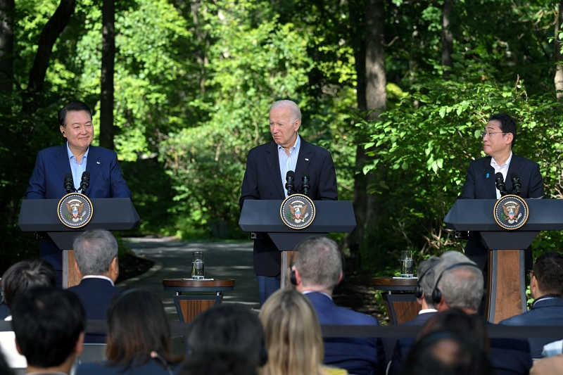 El presidente Yoon Suk Yeol (izquierda) habla en agosto del año pasado, en Camp David, Maryland, durante una rueda de prensa conjunta sobre sus conversaciones con los líderes de Estados Unidos y Japón. | Kang Min Seok, Oficina presidencial