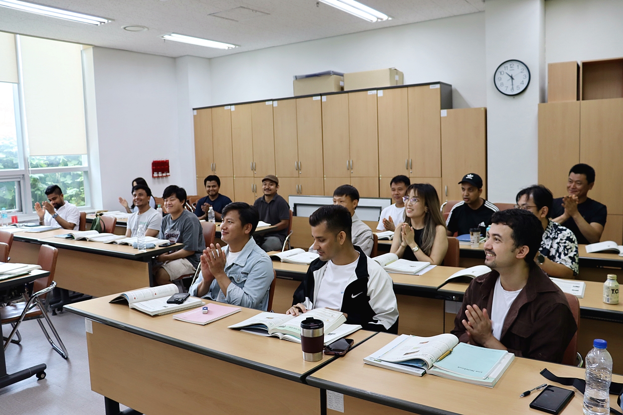La foto, tomada el 27 de julio, muestra a unos trabajadores extranjeros estudiando la lengua y la cultura coreanas en el Centro de Servicios Comunitarios para Inmigrantes de Hwaseong, en la provincia de Gyeonggi-do. | Centro de Servicios Comunitarios para Inmigrantes de Hwaseong