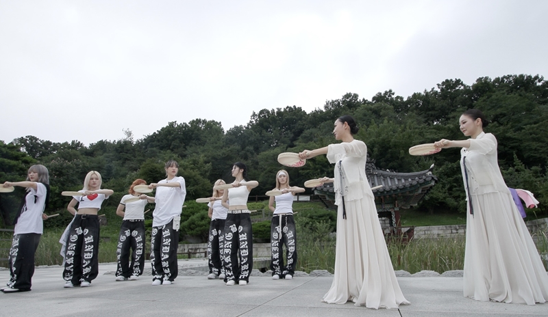 La foto muestra a las integrantes del grupo 'BEBE' aprendiendo a bailar Sogo, durante la grabación del vídeo para el concurso 'K Community Challenge'.