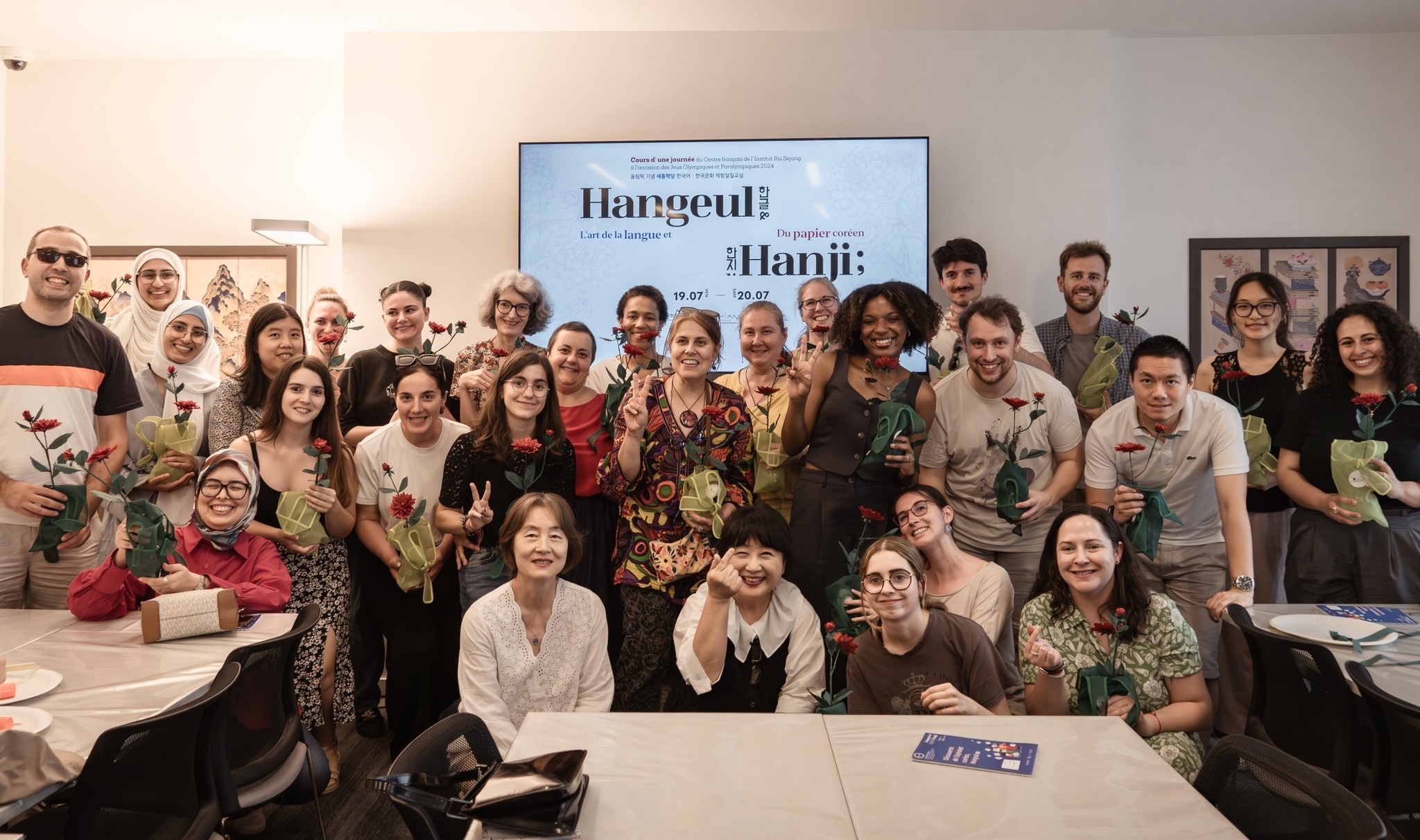 La foto muestra a los participantes de un evento sobre el hangeul (alfabeto coreano) y el hanji (papel tradicional coreano) celebrado en el Instituto Rey Sejong en Francia los días 19 y 20 del mes pasado. | Instituto Rey Sejong en Francia 