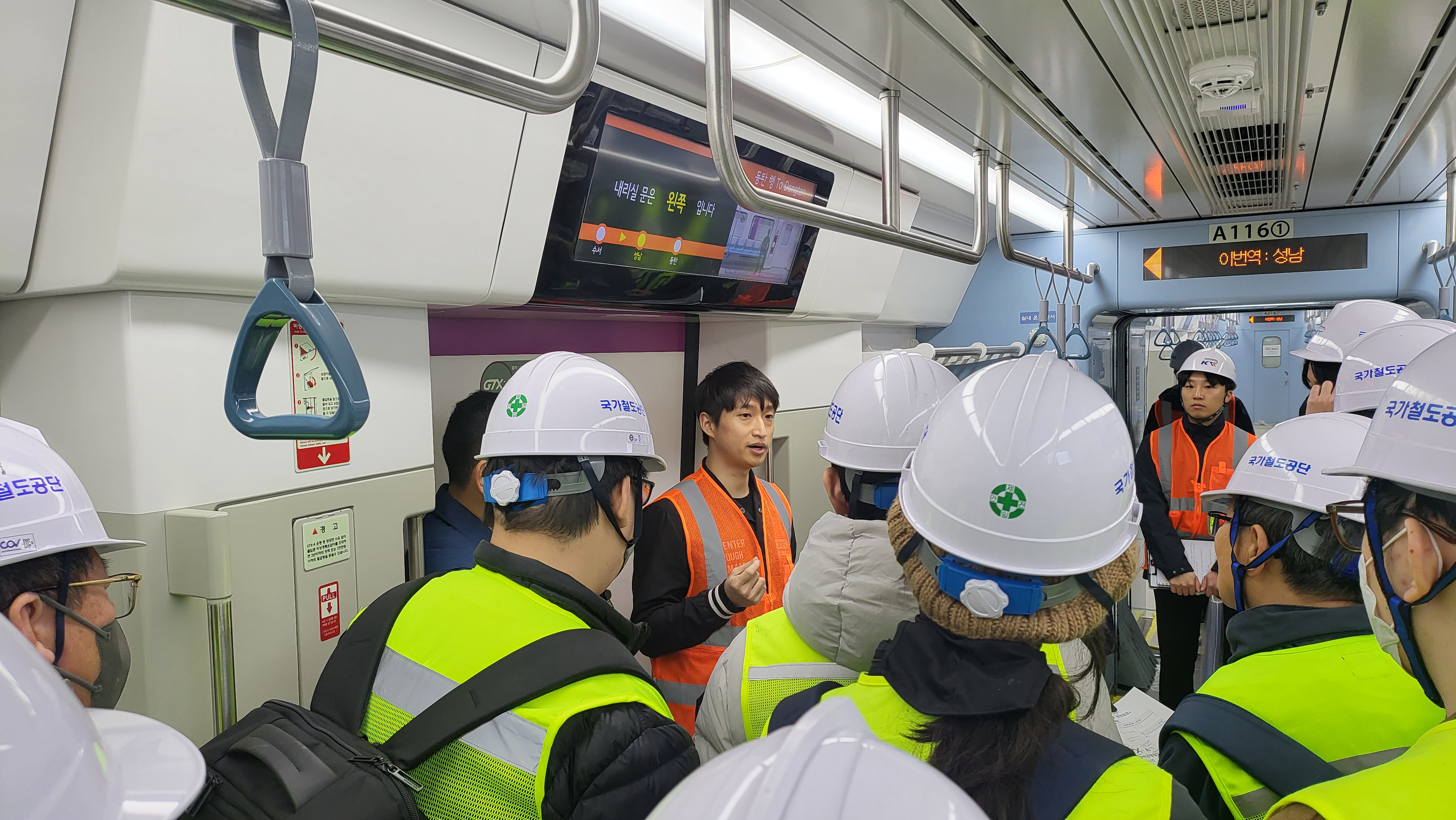 El 19 de marzo, el reportero honorario de Korea.net Xu Ao escucha una explicación sobre la seguridad y conveniencia del GTX-A en una inspección de seguridad pública del tren. | Xu Ao