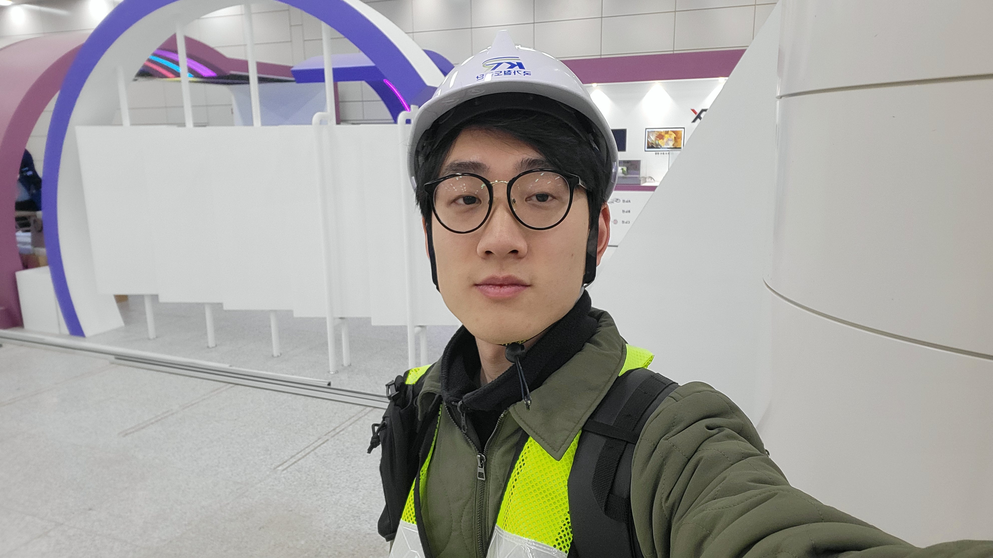 El 19 de marzo, el reportero honorario Xu Ao se toma una foto mientras asiste a una inspección de seguridad pública antes de la inauguración de la línea GTX-A, que va desde la estación Suseo en Seúl, hasta la estación Dongtan en Hwaseong, provincia de Gyeonggi-do. | Xu Ao