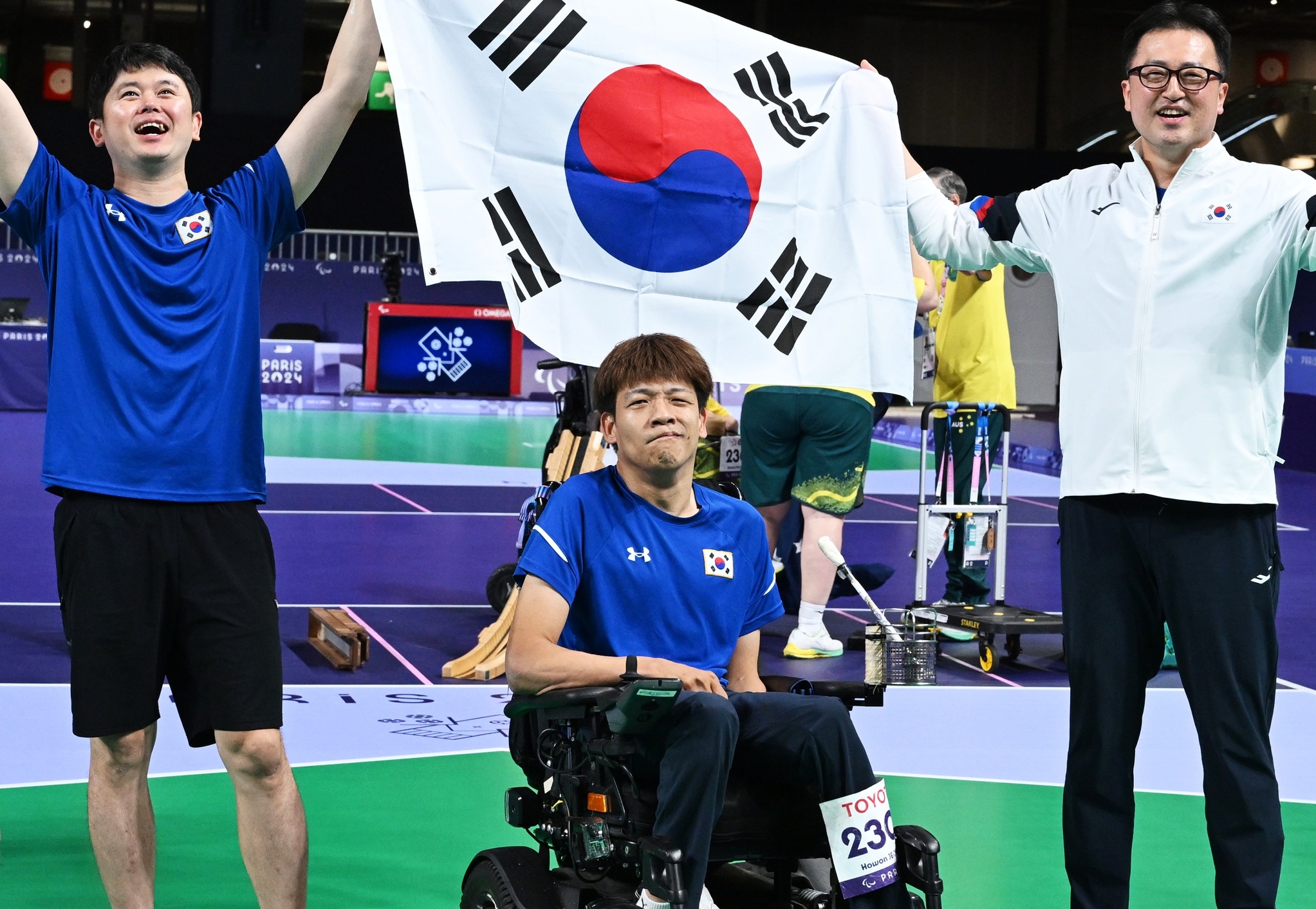 Jeong Ho-won (centro) celebra el 2 de septiembre (hora local) tras obtener la medalla de oro en la final individual masculina de boccia BC3 al derrotar a Michel Daniel de Australia en el South Paris Arena 1, en París, Francia.