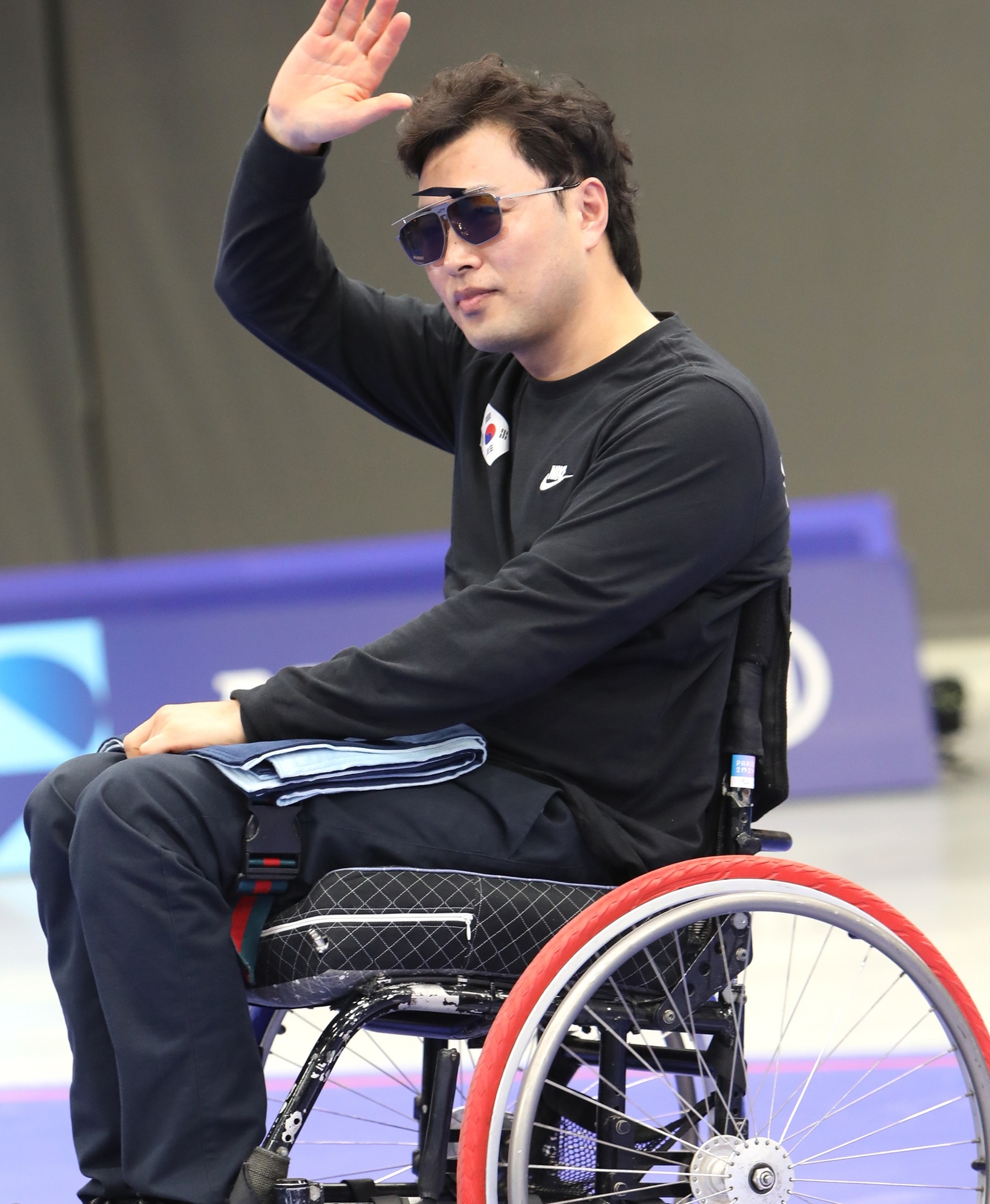 Kim Jungnam saluda al público el 2 de septiembre (hora local) tras ganar la medalla de bronce en la final de P3 - pistola mixta de 25 metros SH1, en el Centro de Tiro de Chateauroux, a 270 kilómetros al sur de París.