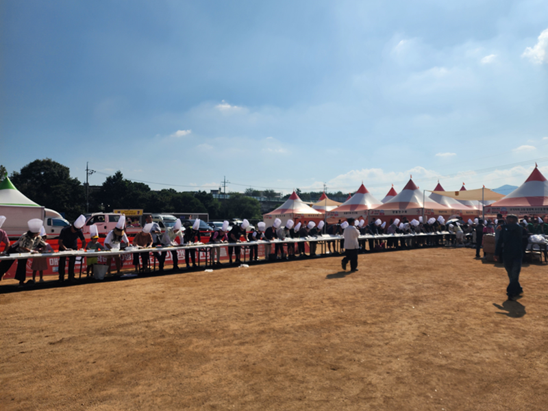 La foto, tomada el 31 de agosto, muestra a los turistas participando en el programa 'Preparación del Kimbap de 99 Metros con Bayas de Goji'.