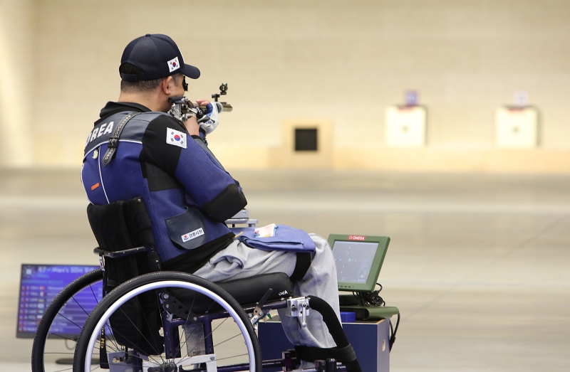 El 3 de septiembre (hora local), el atleta surcoreano Park Jinho se dispone para disparar un tiro en la final de tiro R7 de 50 metros con rifle masculino de 3 posiciones categoría SH1, en el Centro de Tiro de Chateauroux, en París, Francia.