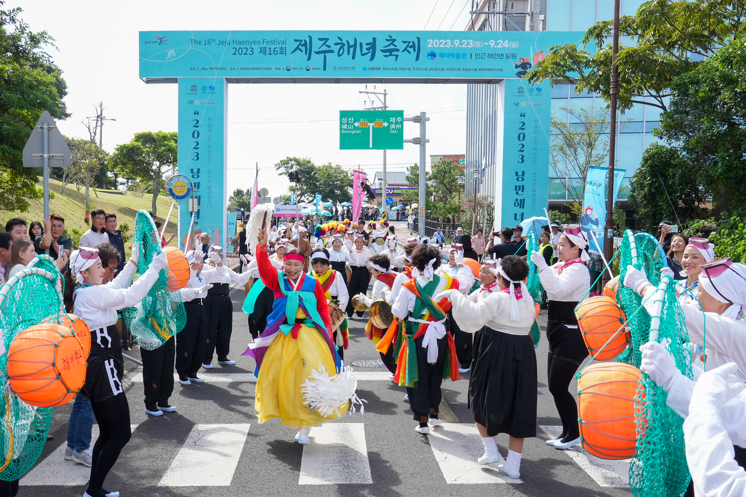La foto muestra el 16º Festival de Haenyeo de Jeju, celebrado en septiembre de 2023, en el Museo de Haenyeo en la ciudad de Jeju, en la isla homónima.