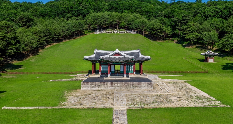 La foto muestra una vista del pabellón principal de la tumba de Sungneung, en el complejo de tumbas de Donggureung, ubicado en la ciudad de Guri, provincia de Gyeonggi-do. | Centro de Palacios y Tumbas Reales del Servicio de Patrimonio de Corea