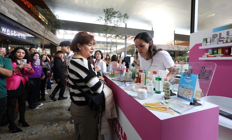 La foto muestra a los visitantes probando los productos cosméticos coreanos en el '2024 K-Lifestyle in Mexico', celebrado del 6 al 8 de septiembre, en la Ciudad de México. Las exportaciones de cosméticos surcoreanos a México crecieron un 51 por ciento entre enero y julio de este año. | Sitio web oficial de Myriam Martínez Comunica