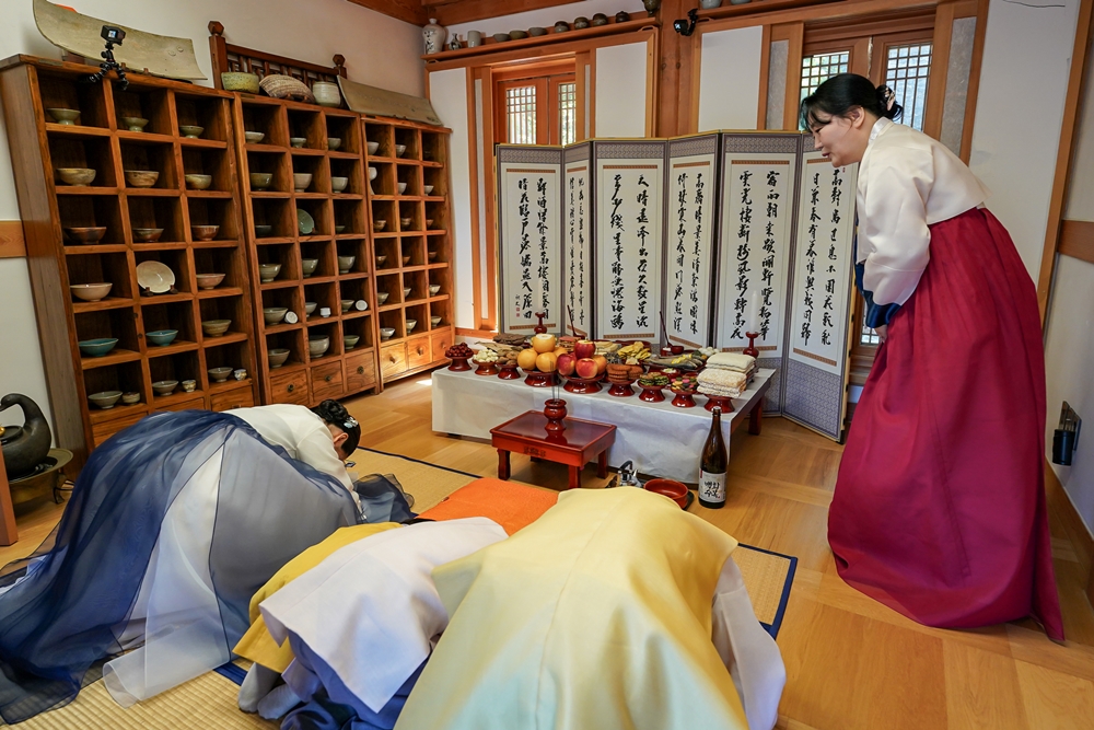 El 22 de septiembre de 2023, Cho Yoon-ju (derecha), directora del Korea Food Grand Master Center, presenta los rituales relacionados con el 'charye', la ceremonia de homenaje a los antepasados que tradicionalmente se realiza durante Chuseok, en la Aldea Tradicional de Eunpyeong, en Seúl. | Corporación de Comercio de Alimentos y Agropesca de Corea 