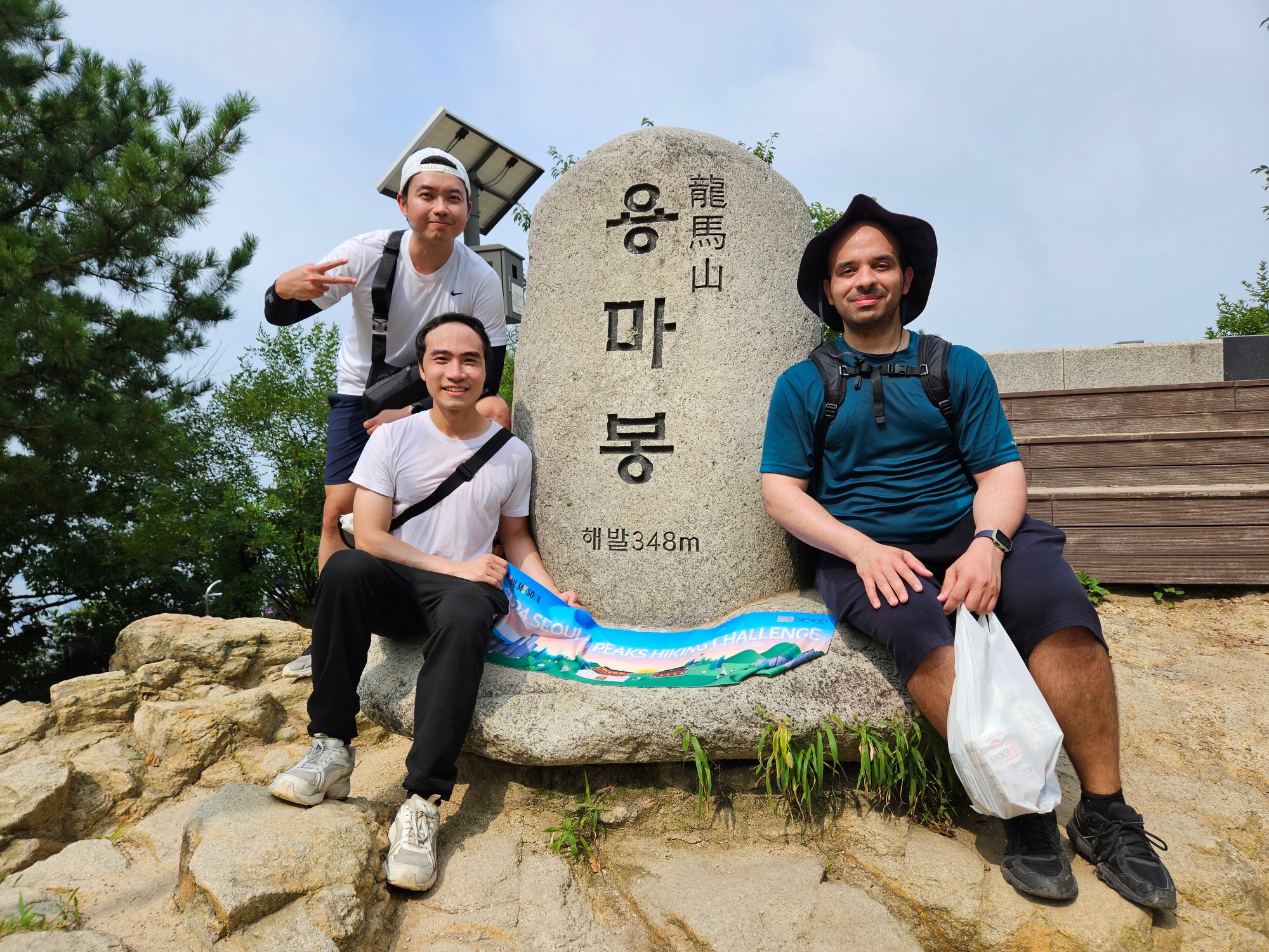 El 3 de agosto, Steffanus y dos de sus amigos posan en la cima del monte Yongmasan, Seúl. | Steffanus Pranoto