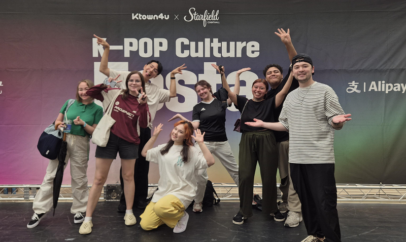 La foto muestra a unos turistas extranjeros participando en una clase de baile, donde aprendieron algunas coreografías de K-pop. El Gobierno Metropolitano de Seúl anunció el 13 de septiembre que, hasta el mes de noviembre, llevará a cabo una serie de programas interactivos para que los turistas extranjeros puedan conocer más a fondo los encantos de Corea. style=