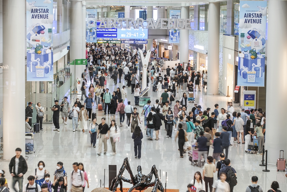 La foto, tomada el 13 de septiembre, muestra la zona libre de impuestos de la terminal 1 del Aeropuerto Internacional de Incheon. El aeropuerto espera un promedio de 200,671 pasajeros diarios entre el 13 y el 18 de septiembre, el mayor número registrado para un periodo de Chuseok. | Corporación del Aeropuerto Internacional de Incheon