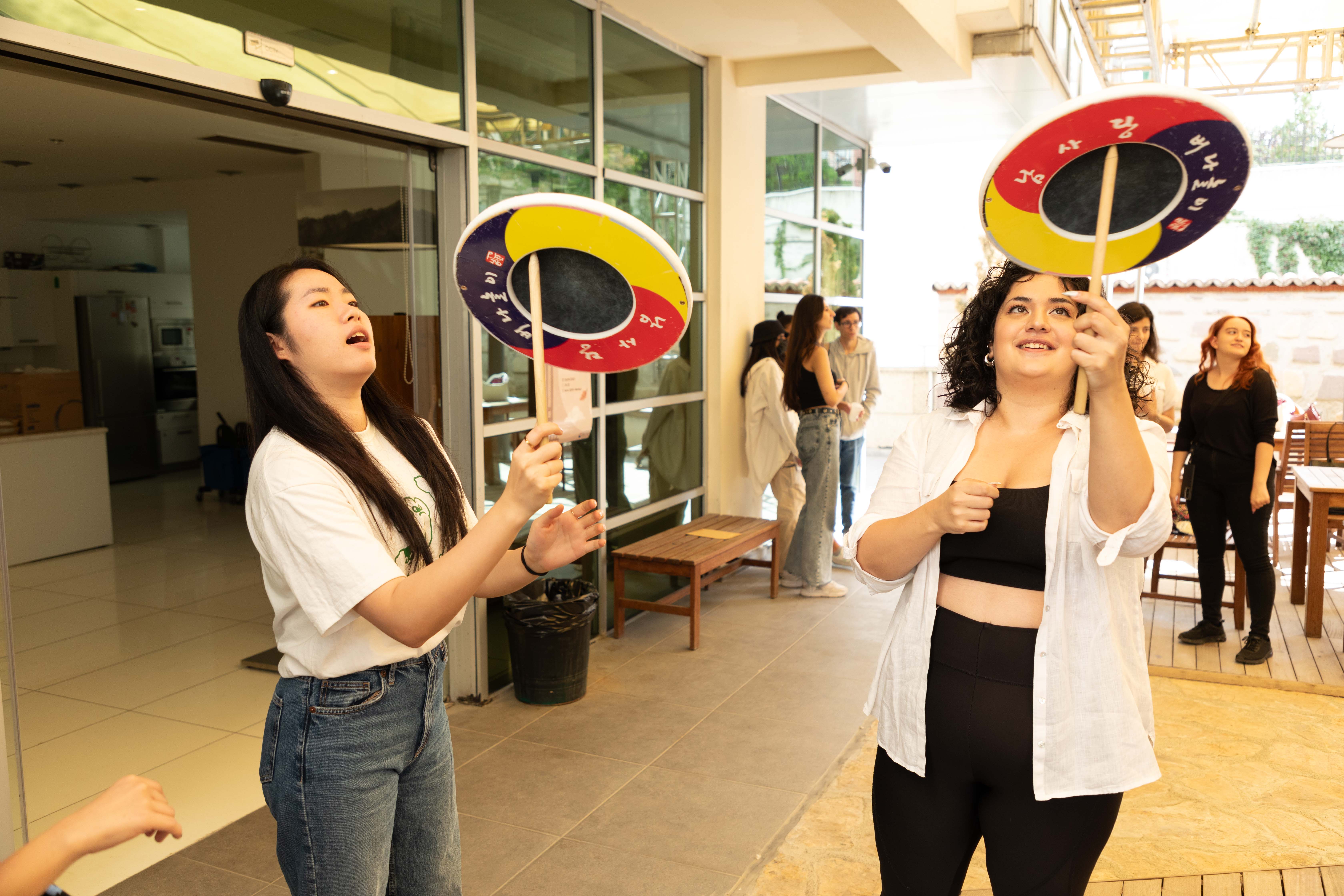 La foto, tomada el 30 de septiembre de 2023, muestra a unas participantes en el evento de Chuseok (festival de la cosecha de Corea) del año pasado en el Centro Cultural Coreano en Turquía. | Centro Cultural Coreano en Turquía