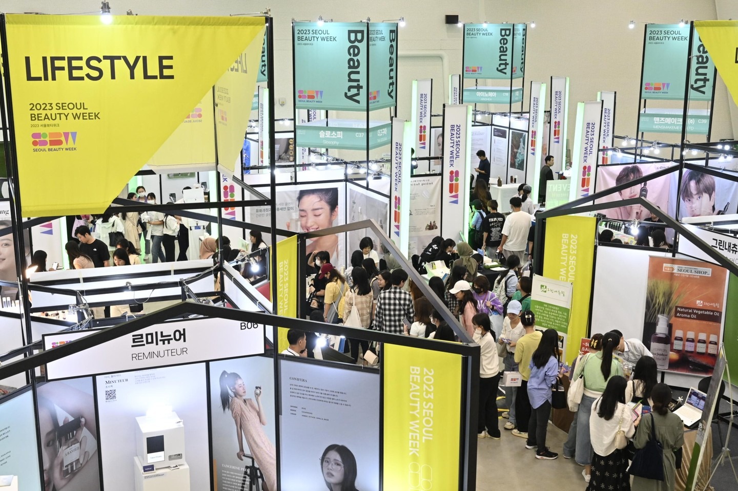 La foto muestra a los visitantes recorriendo la 'K-Beauty Festival 2023', llevado a cabo del 21 al 24 de septiembre, en la Plaza del Diseño de Dongdaemun (DDP), en el distrito Jung-gu de Seúl. El Gobierno Metropolitano de Seúl anunció el 25 de septiembre que del 1 al 3 de octubre llevará a cabo el 'K-Beauty Festival 2024' en el mismo lugar. | Sitio web oficial del K-Beauty Festival 2024 