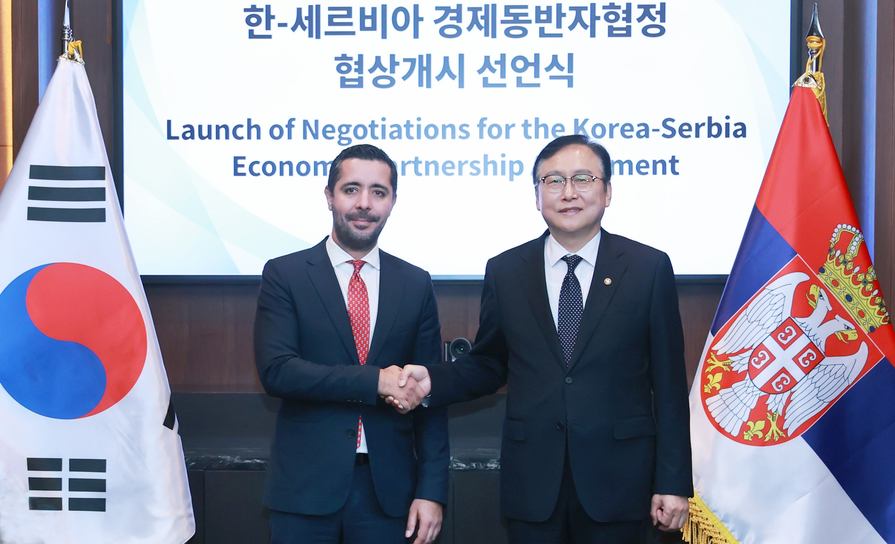 El 26 de septiembre, el jefe de la Oficina de Negociaciones Comerciales del Ministerio de Comercio, Industria y Energía de Corea, Jung In-gyo (derecha), estrechó la mano del ministro de Comercio Interior y Exterior de Serbia, Tomislav Momirović, durante la ceremonia de firma del Acuerdo de Asociación Económica (EPA, por sus siglas en inglés), llevada a cabo en el hotel Conrad Seoul, en la capital.
