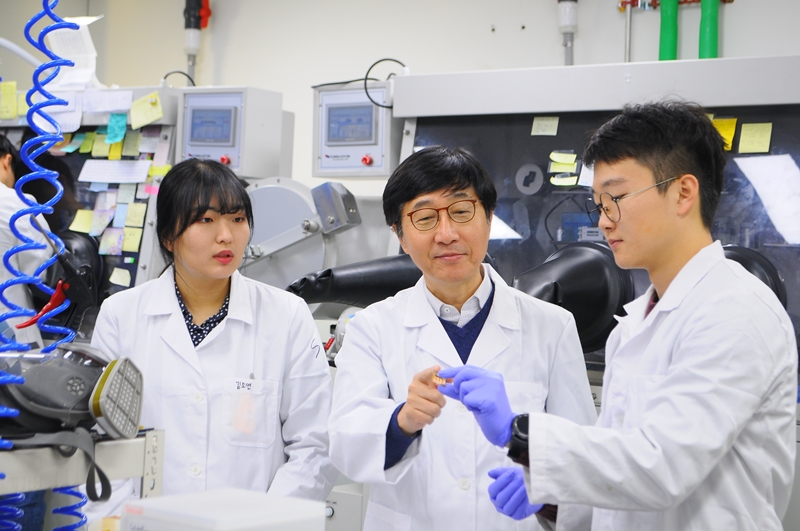 El profesor de la Universidad de Sungkyunkwan, Park Nam-Gyu (segundo desde la derecha), y su equipo investigan las funciones de las células solares de perovskita de nueva generación. | Ministerio de Ciencia y TIC